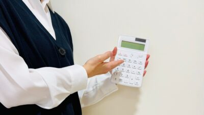 浮気調査の費用はいくら？料金相場と安く抑える方法