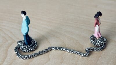 ストーカー気質な人の特徴とは？交際前後のサインとDVとの関係を解説【チェックリスト付き】