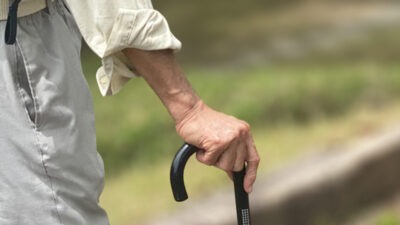 高齢の親が行方不明になった時の正しい対応｜認知症による徘徊・捜索の流れと探偵への相談